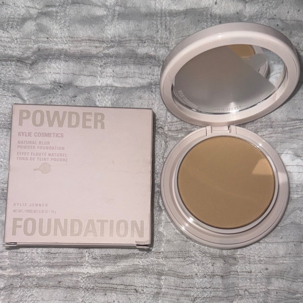 Kylie Cosmetics Natural blur Powder Foundation 3W